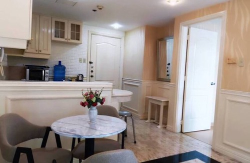 Ermita Night District Condo | Condo with balcony and bay view in malate, manila