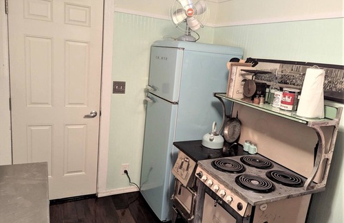 Westlake Cabin | Conductor’s Quarters - Lakefront 1 Bedroom Cabin with Kayaking near Florence