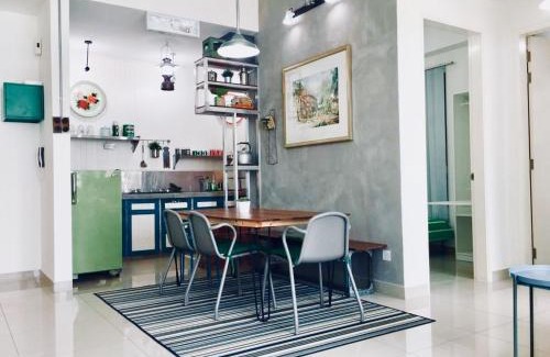 Putrajaya Apartment | Conezion IOI Putrajaya (Rustic Suite, 3 Bedrooms, 2 Baths, WiFi, Pool & City View) by MRK