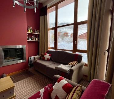 Arc-1800 Apartment | Confort et espace pour cet appartement Duplex de 100 m2 avec Grand Sejour expose Sud avec Cheminee, 4 chambres , Acces Direct aux Pistes de Ski et au Golf dans la residence Edenarc avec Piscine, Jacuzzi et Spa