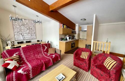 Arc-1800 Apartment | Confort et espace pour cet appartement Duplex de 100 m2 avec Grand Sejour expose Sud avec Cheminee, 4 chambres , Acces Direct aux Pistes de Ski et au Golf dans la residence Edenarc avec Piscine, Jacuzzi et Spa