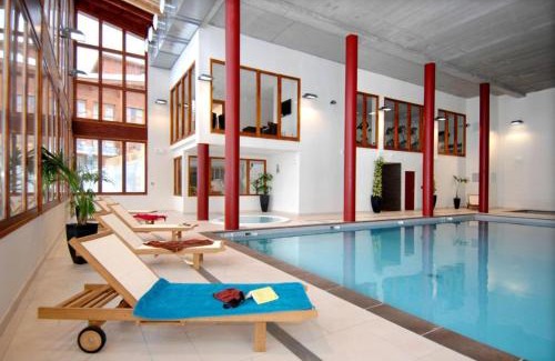 Arc-1800 Apartment | Confort et espace pour cet appartement Duplex de 100 m2 avec Grand Sejour expose Sud avec Cheminee, 4 chambres , Acces Direct aux Pistes de Ski et au Golf dans la residence Edenarc avec Piscine, Jacuzzi et Spa