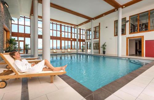 Arc-1800 Apartment | Confort et espace pour cet appartement Duplex de 100 m2 avec Grand Sejour expose Sud avec Cheminee, 4 chambres , Acces Direct aux Pistes de Ski et au Golf dans la residence Edenarc avec Piscine, Jacuzzi et Spa