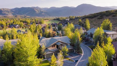 Park Meadows House | Conifer by AvantStay Secluded Cabin Amongst the Trees w Hot Tub