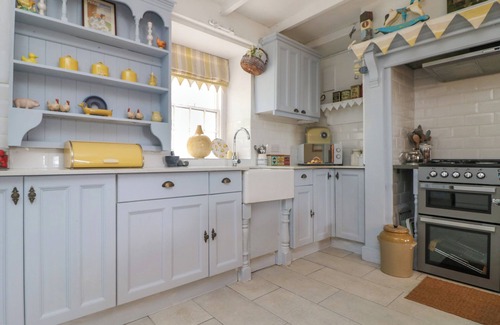 Saint Erth Praze Cottage | CONNIE'S COTTAGE, pet friendly, with open fire in Porthleven
