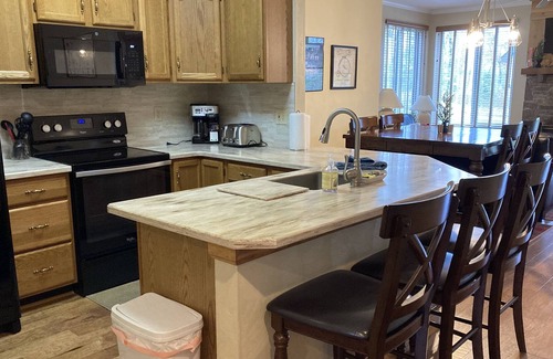 Hidden Valley Condo | Contact Free Mtn Escape, Wood Fireplace, Family Friendly, Free Parking, Wifi