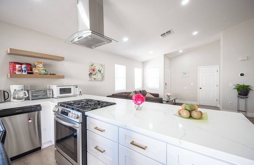 Canyon Gate House | "Contact me, and there might be a pleasant surprise."