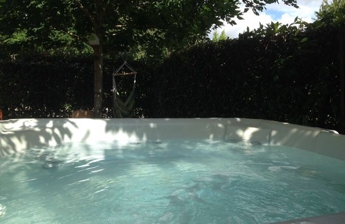 Voisins-le-Bretonneux Apartment | Contemporary apartment with garden and jacuzzi