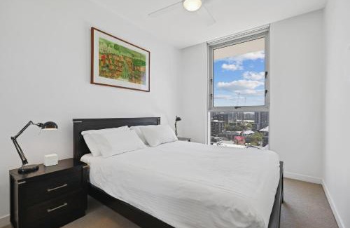 Fortitude Valley Apartment | Contemporary 1-Bed with Pool Near Brisbane River