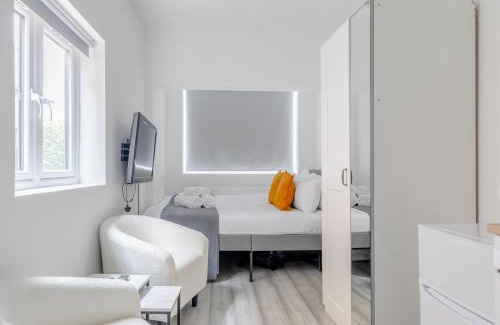 Dudden Hill Apartment | Contemporary 1BD Studio Flat - Willesden Green!