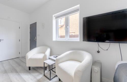 Dudden Hill Apartment | Contemporary 1BD Studio Flat - Willesden Green!