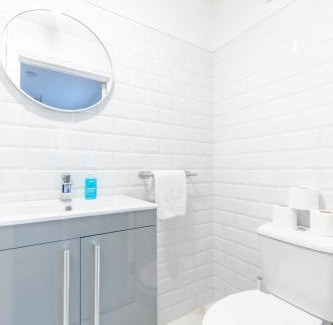 Dudden Hill Apartment | Contemporary 1BD Studio Flat - Willesden Green!