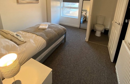 Lowestoft Apartment | Contemporary 2 Floor Flat with sea views!