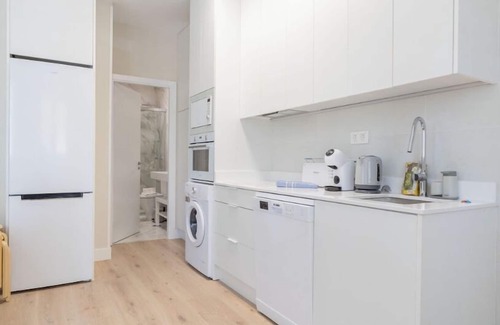 Ciudad Lineal Apartment | Contemporary 6BD Apartment for 12, Las Ventas