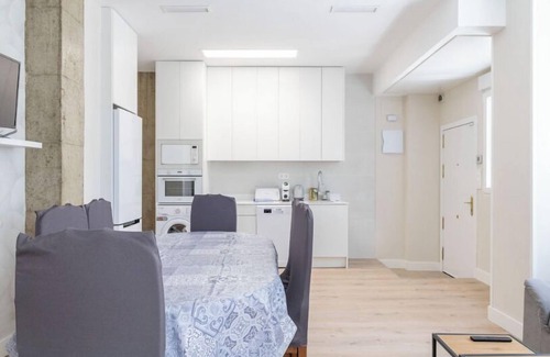 Ciudad Lineal Apartment | Contemporary 6BD Apartment for 12, Las Ventas