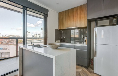 Preston Apartment | Contemporary Apt, cafes, wifi, trams & parking