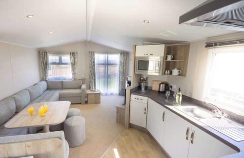 Rookley House | Contemporary caravan with one double and two twin.