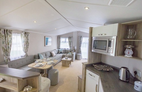 Rookley House | Contemporary caravan with one double and two twin.