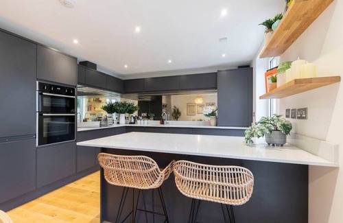 Charlton Kings House | Contemporary Castleton Villas with Sauna for Two