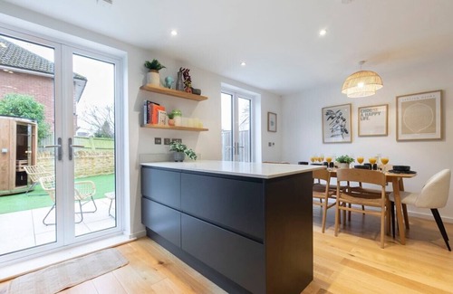 Charlton Kings House | Contemporary Castleton Villas with Sauna for Two