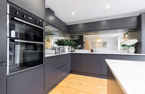 Charlton Kings House | Contemporary Castleton Villas with Sauna for Two
