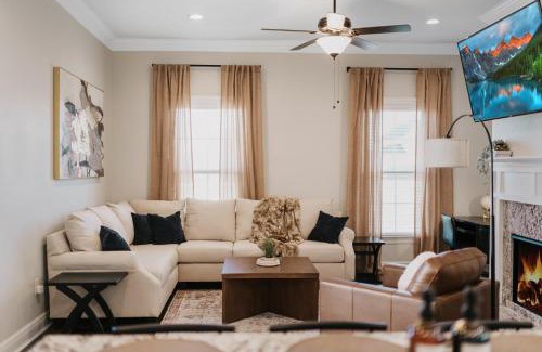 Lake Charles House | Contemporary Fast Wifi Comfortable