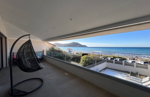 Saint-Cyr-sur-Mer House | CONTEMPORARY SEAFRONT VILLA