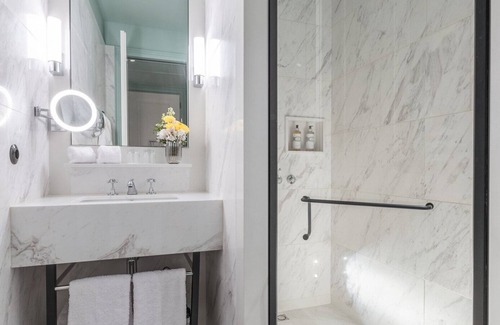 Centro / Baixa Hotel | Contemporary Hideaway In the Heart of Porto City! Room with Aliados Views! Pool!