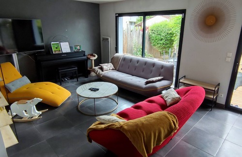 Bruges House | Contemporary house with swimming pool located 15 minutes from the city center of Bordeaux