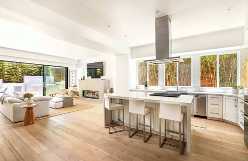 Encinitas House | Contemporary Indoor Outdoor Living, Walk to Beach