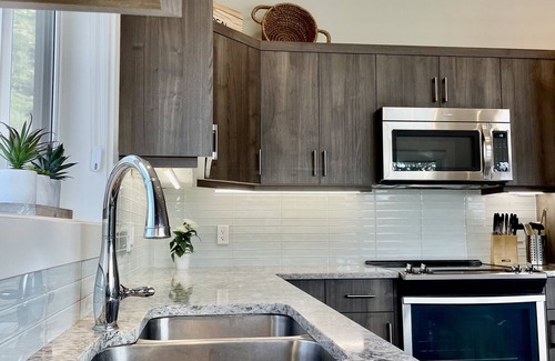 Youbou Cottage | Contemporary lake cottage steps from private beach, dock & trails