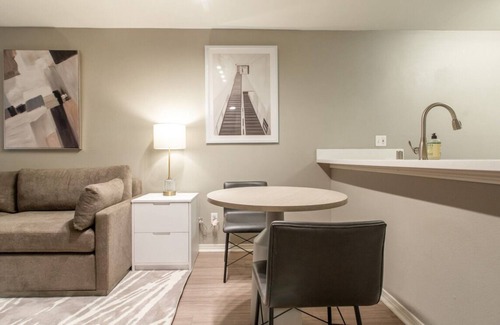 Belltown Apartment | Contemporary large 1BR, in unit Washer/Dryer, parking with all amenities!