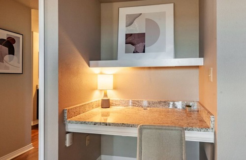 Bentonville Apartment | Contemporary large 1BR, in unit Washer/Dryer, FREE parking with all amenities!