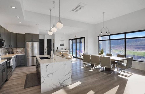 Hurricane Apartment | Contemporary Lux ~ Private Poo&Spa Scenic Golf