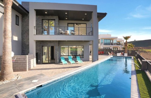 Hurricane Apartment | Contemporary Lux ~ Private Poo&Spa Scenic Golf