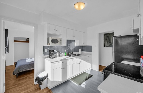 Marpole Apartment | Contemporary one-bed condo conveniently located near YVR & downtown Vancouver.