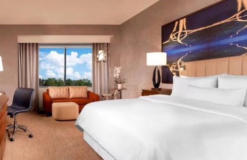 Park Central Hotel | Contemporary Room w/Free Parking & Pool Access
