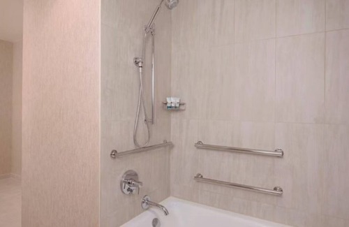 Park Central Hotel | Contemporary Room w/Free Parking & Pool Access