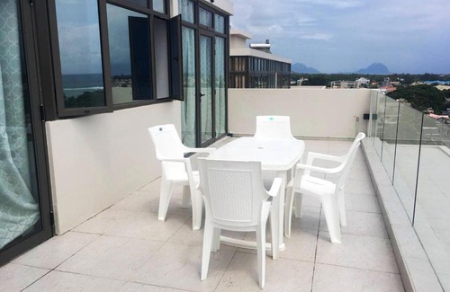 Flic-en-Flac Apartment | Contemporary Seaview Apartment in Flic en Flac + pool