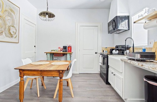 Central Oklahoma City Apartment | Contemporary Studio | $1600/month | Full Kitchen + Queen Bed