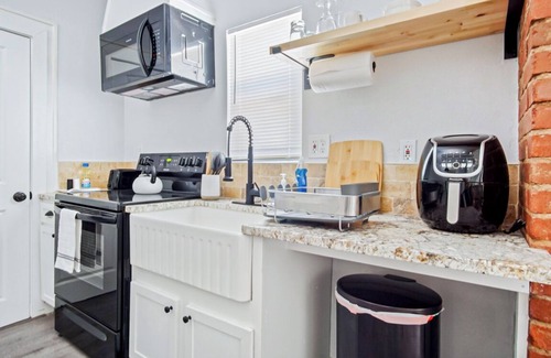 Central Oklahoma City Apartment | Contemporary Studio | $1600/month | Full Kitchen + Queen Bed