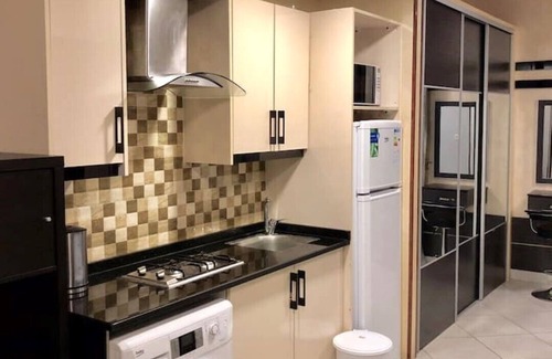 Al Swaifyeh Apartment | Contemporary studio 13 mins to downtown- few steps to great foods, cafes, shops