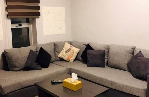 Al Swaifyeh Apartment | Contemporary studio 13 mins to downtown- few steps to great foods, cafes, shops