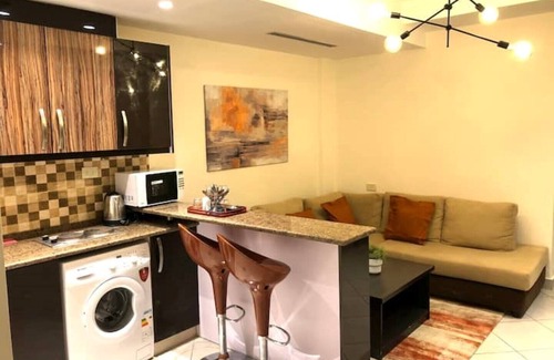 Al Swaifyeh Apartment | Contemporary studio 13 mins to downtown - few steps to great food, cafes, shops
