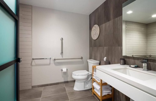 Logan Square Hotel | Contemporary Suite with Kitchen and City Views | Swimming Pool | Pet-Friendly