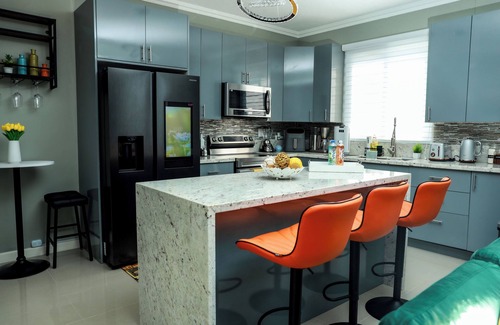 New Kingston Apartment | Contemprorary design 2-bedroom apartment in Kingston with WiFi, fitness room, AC