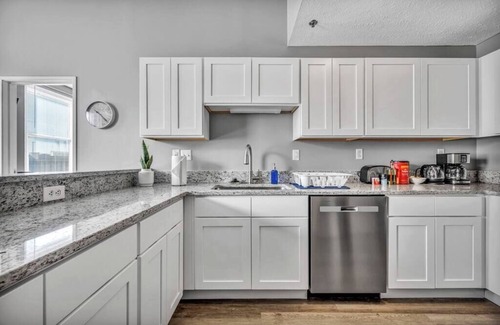 Gateway District Apartment | Continental 2B in Heart of DT Pool & Spa Gym