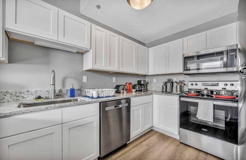 Gateway District Apartment | Continental 2B in Heart of DT Pool & Spa Gym
