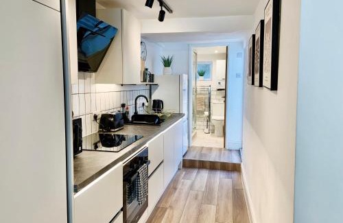 Exeter Apartment | Contractor-Friendly 2-Bed Apartment - Fast WiFi and Free Overnight Parking