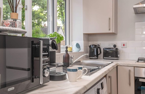 Wakefield Apartment | Contractors/Business/Families/Enjoy Fast WiFi Smart TV in this Shiny 2 Bed Apt